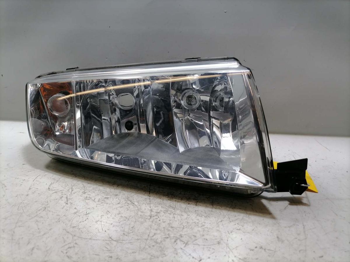 Skoda Fabia 1 original Scheinwerfer vorn rechts Halogen mit Chrom Hintergrund Bj.2001